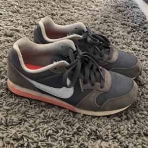 Nike skor  - Supersköna Nike skor som inte väger någonting. Storlek 38, inga skaver dock kan en tvätt vara något. 
