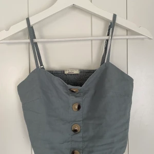 Topp från Gina tricot  - Jättefin topp strl xs från Gina tricot som inte kommer till användning, endast använd 1 gång | nypris 249kr mitt pris 79kr  + frakt  