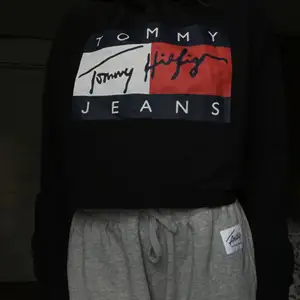 Hej! Säljer en Tommy hilfliger Hoodie st: S inte jätte använd vet inte om den är äkta eller fake jätte skön säljer för 100kr+frakt 