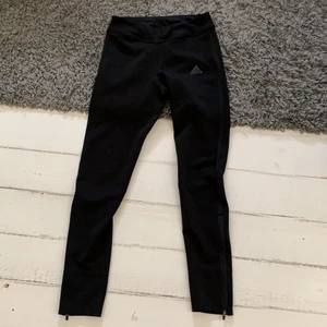 Träningstights - Adidas träningstights. Aldrig använda, strl XS, passar troligtvis folk runt 160 och 165. Köpte på en adidas butik i NYC för 450kr. Hör av dig om du är intresserad, pris kan diskuteras!