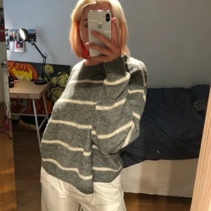 Randig stickad - Jättemysig randig stickad tröja från H&M, jättemjuk, storlek L men passar mindre om man vill ha den lite oversized