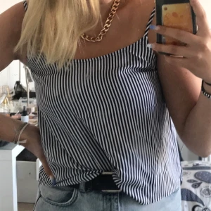 Randigt linne - Superfint linne som e köpt på h&m och använder de inte längre eftersom de inte riktigt e min stil. Superfint och luftigt material. Köparen står för frakt🎀