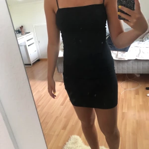 Klänning  - En svart taight klänning ifrån Gina Tricot. Endast använd 1 gång. Storlek 34💗