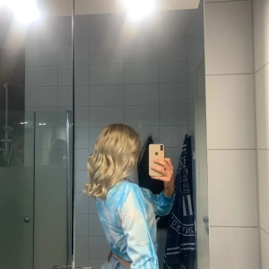 Tiedie sweatshirt - Svinsnygg tie dye sweatshirt!💘 använd endast en gång så i toppenskick! Hämtas i varberg eller så står du för frakten. 100kr eller högstbjudande