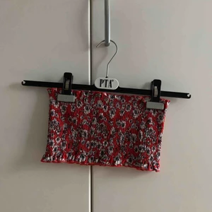 Bandeau  - Älskvärd bandeautopp som tyvärr blivit för liten. Den är i toppskick och förtjänar att bli använd. Frakt tillkommer❤️