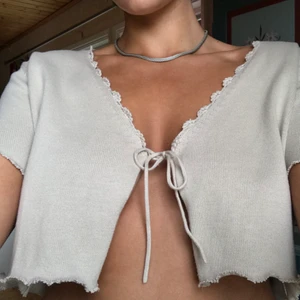 Söt kofta - En supersöt beige kofta som jag gjort av en gammal tröja! Skulle säga att den passar XS-M. FRI FRAKT :)