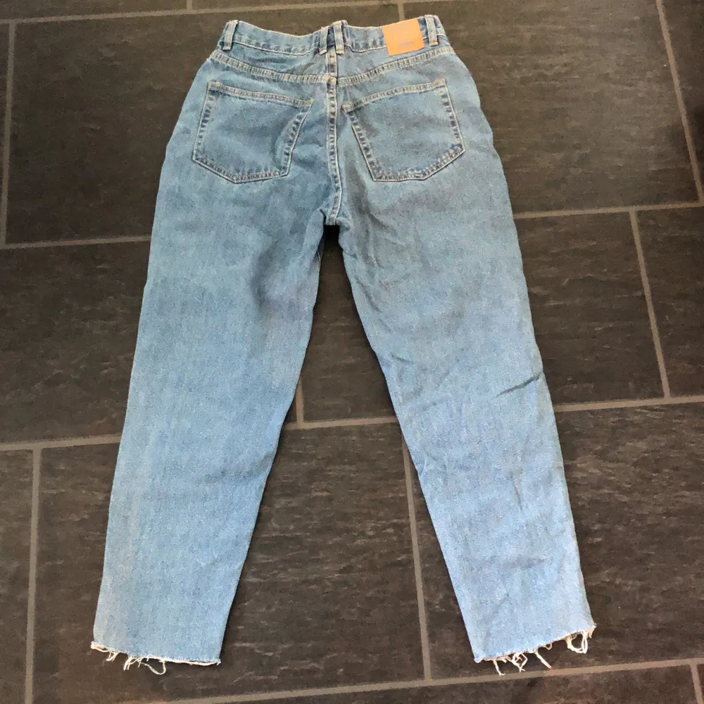 Jeansen kommer ifrån Pull & bear och är i strl 38. Jeansen säljs pga lite stora. Köptes december 2019. Slitningar längst ner av byxan.. Jeans & Byxor.