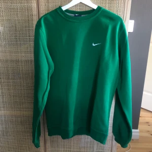 Nike sweatshirt grön - Skitsnygg tröja från Nike, härlig grön färg. Kommer ej till användning. Herr modell i M, passar mig bra som är S om man vill ha lite oversized och långa armar. Köparen står för frakten 🤍
