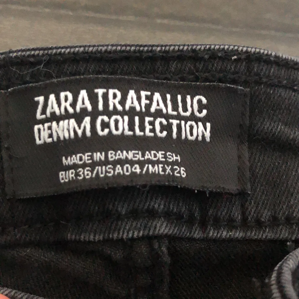 Svarta jeans ifrån Zara med röd,svart o vita ränder på sidan av byxan. Säljs pga inte använt på ett tag. Strl 36. Sitter väldigt bra!. Jeans & Byxor.