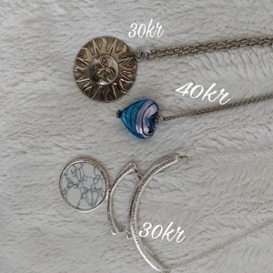 Halsband  - 3 st halsband. 2 av dem( de till vänster) har en lite längre kedja. Köparen står för frakt 💕✨  