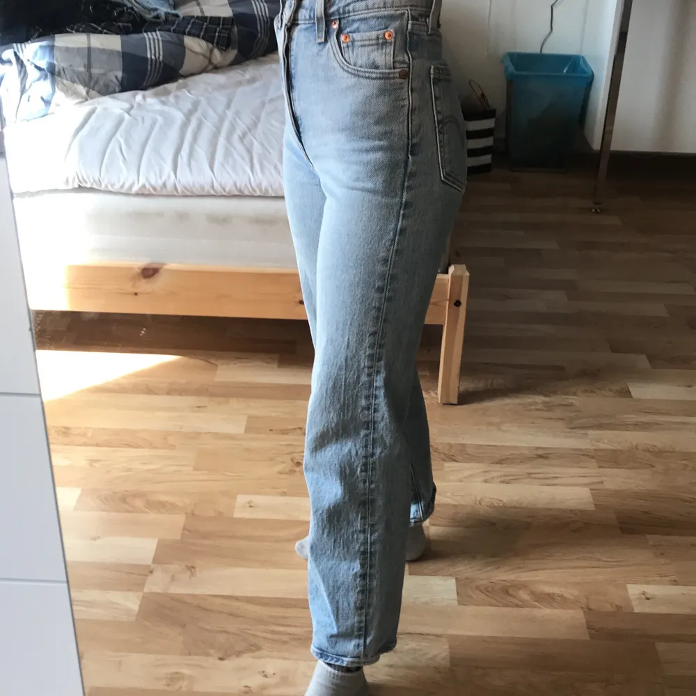 Jeansen är ca 1 år gammal, sköna o i bra skick. Original pris var närmare 1000kr. Jag är ca 160cm. Frakten går på 70kr som köparen står för:). Jeans & Byxor.