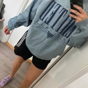 UNITED AIRLINES TRÖJA - SUPERSNYGG VINTAGE SWEATSHIRT ”UNITED AIRLINES” tryck. Lite tunnare i materialet så passar perfekt till sommarkvällar. 150kr plus frakt💕