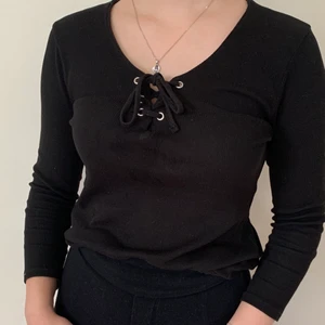 Tröja i storlek M - Tröja ifrån New yorker. Är mer som en S i storleken. Nypriset var ca 150 kr och säljer nu för 80 kr. Kan mötas upp eller skicka.