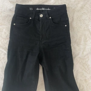 Jeans i storlek XS - Ankel Jeans ifrån BikBok. Jag kunde jag inte få på mig jeansen pga för liten storlek, därför är dom aldrig använda. Jeansen är tighta, stretchiga och högmidjade. Nypriset var 499 kr och säljer nu för 200 kr. Kan mötas upp eller skicka. 