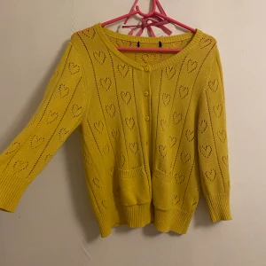 Gul kofta - Frakt: 66kr, hör av dig för intresse eller eventuella frågor💞💞