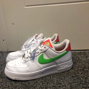 Nike air force 1 - Ett par Nike air force 1 skor i stl 38,5. Säljer för 400kr + frakt. Dem är vita med grönt märke och rosa. Använda en del men inte jättemycket. Har gjort rent dem så mycket det går. Dock så försvann ej ett ritat hjärta som syns på tredje bilden. 