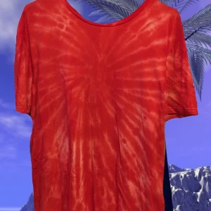 Super cool röd tiedye T-shirt ❤️😎 - Super cool overaized röd tiedye T-shirt💥🕺🏽 frakt:40kr