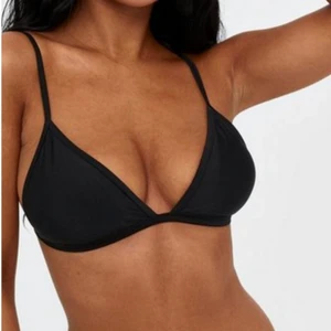 svart bikini - frakt ingår i pris! supersnygg, enkel och bekväm bikinitopp från Nelly. använd fåtal gånger. 