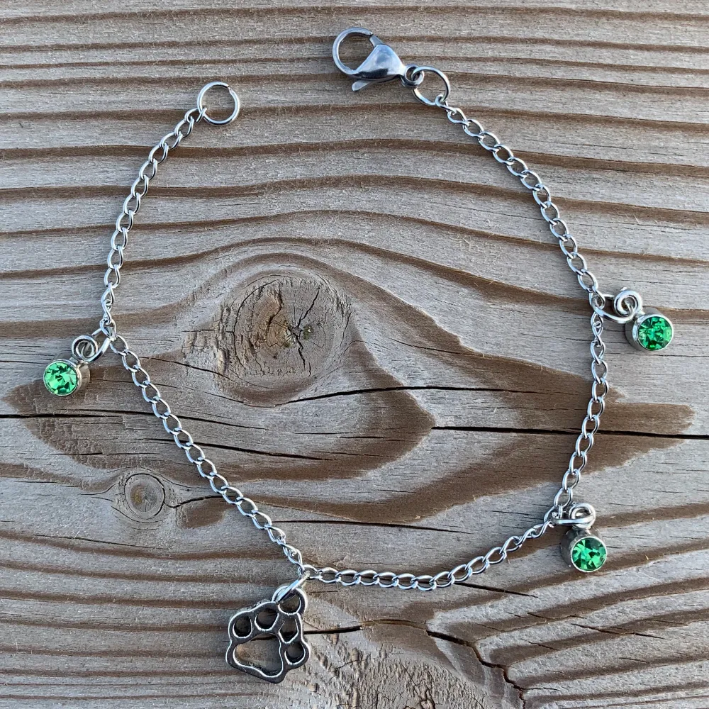 Vid köp av ett av våra ”PAWS” armband går 15% till WWF. Frakten ligger på 11kr. Vi finns på instagram (@charity.chains) och kan även kontaktas via mail (charitychain.info@gmail.com) 💚💚💚. Asusteet.