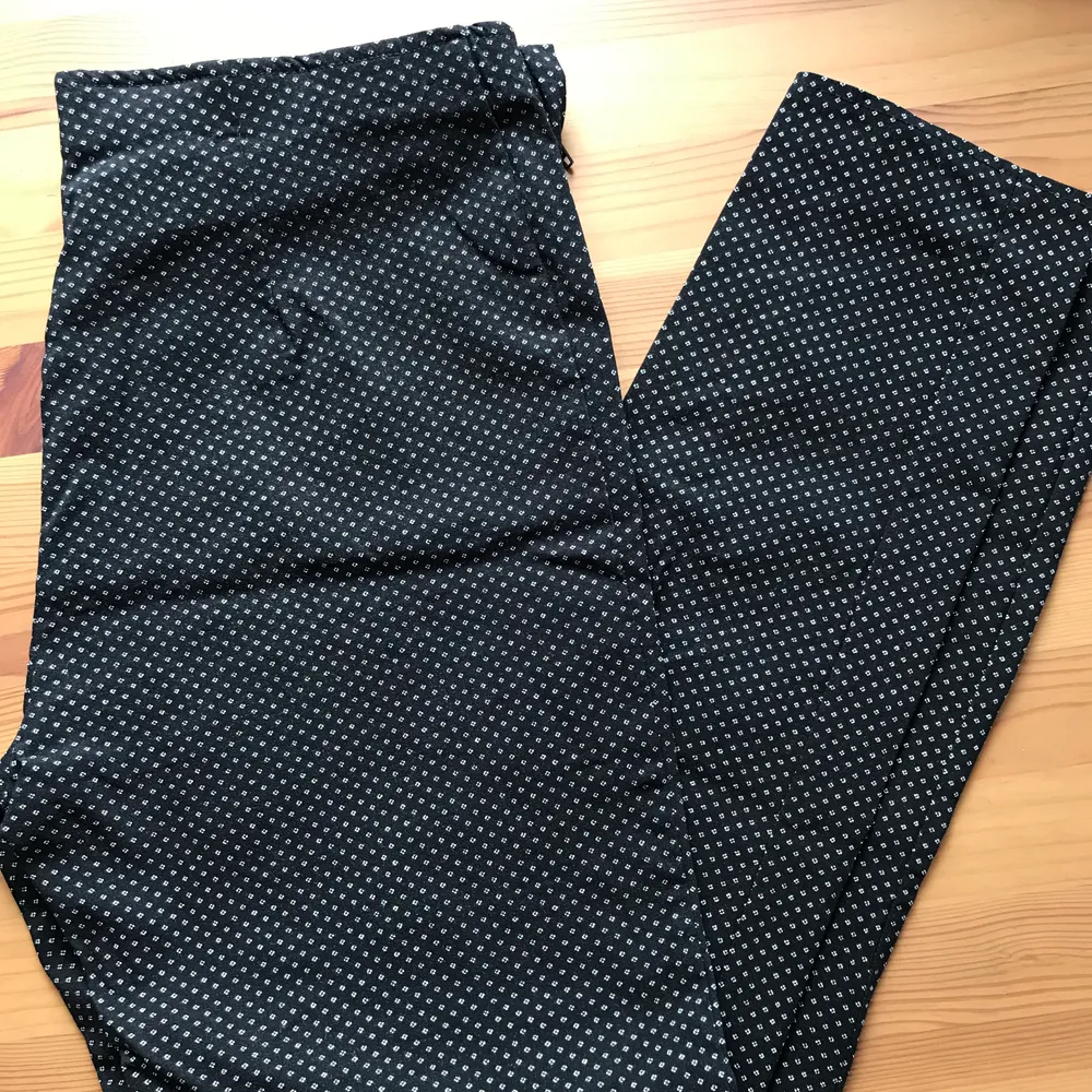Vit/marinblå mönstrade kostymbyxor från Primark. Köptes förra året och säljs pga för små, endast använda ett fåtal gånger. Säljes för 80 kr + frakt. . Jeans & Byxor.