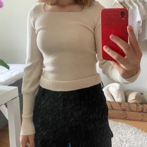 Stickad tröja  - Denna stickade tröja är från ginatricot och använd endast 1 gång. 