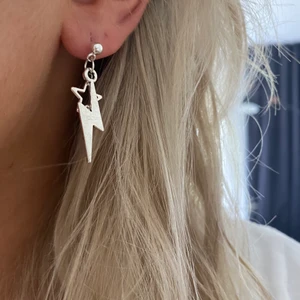 Snygga öronhängen - Öronhängen i silverfärgad med blixt och stjärna. Frakt tillkommer med 20kr