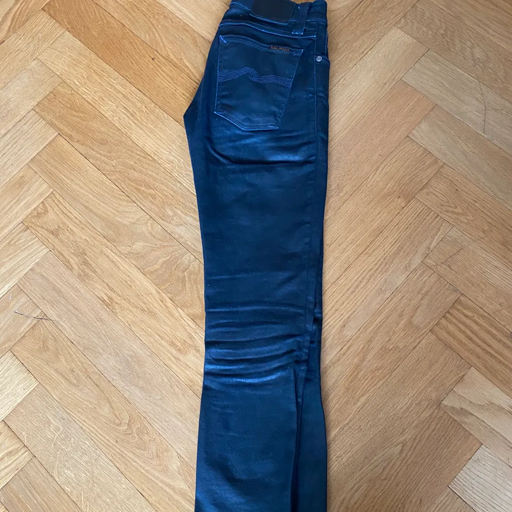 Great condition, barely worn Nudie jeans. They were long and have been taken up to equivalent of leg 26/28. Denim has an oil/ petrol finish . Jeans & Byxor.