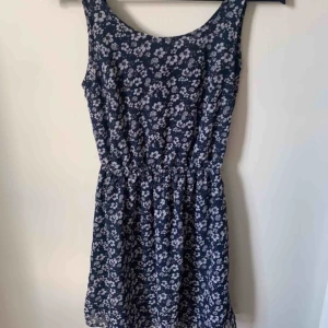  - Fin klänning från H&M som är öppen i ryggen. Bra skick, några lösa trådar (går att klippa bort). Perfekt sommarklänning då den är både sval och fin. Passar till många olika tillfällen, både till vardags och lite finare. ✨ Frakt tillkommer