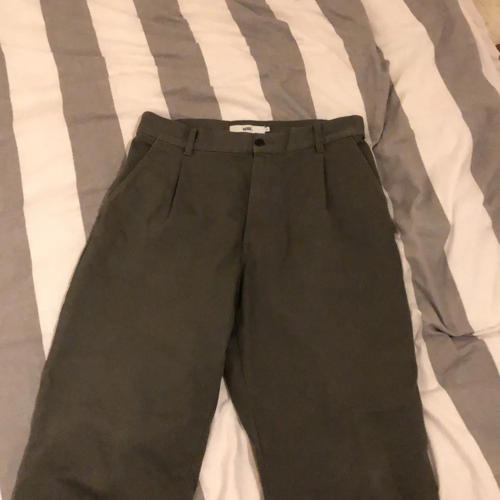 Ett par mörkgröna vans chinos, baggy! köpt för 900kr och använt ett fåtal gånger . Jeans & Byxor.