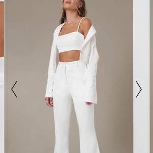 Oöppnad, helt nya vita kostymbyxor från Hanna schönbergs x NAKD, om det är hög efterfrågan blir det budgivning