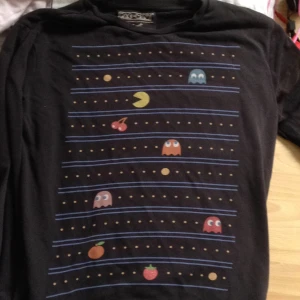  - En sweater med några år på nacken, inköpt i London. Vill du ha en mysig oversized sweater med det klassiska pacman spelet så är det denna du söker! Tar endast betalt via swish.  