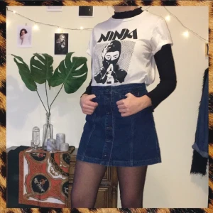  - Jättefin jeanskjol från Topshop! I riktigt bra skick, i princip som ny, och så fin tillsammans med en lite oversized t-shirt :)