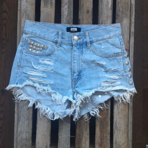  - Superfina jeansshorts med detaljer, knappt använda!