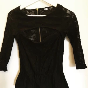  - Volangtröja, öppen vid brösten & guldig kedja baktill. Knappt använd!!! 50kr + ev. frakt 📦 Hämtas i Kristianstad eller Karlshamn 🖖🏻