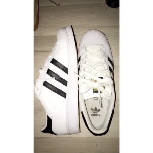  - Helt nya adidas superstars. Dom var för små för mig därför jag säljer dom! Annars väldigt bekväma att gå i. Kostade 999kr som nya
