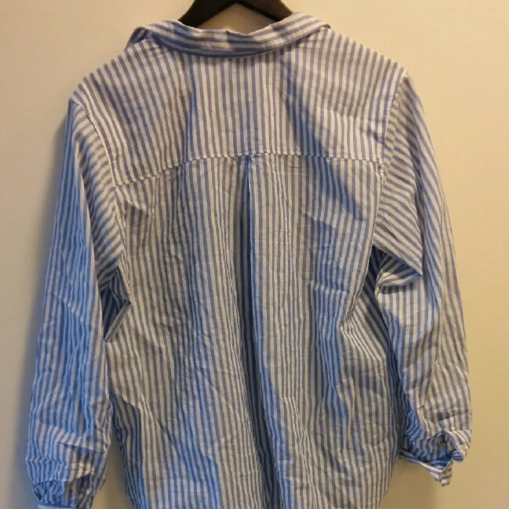 Snygg helt oanvänd skjorta från hm, lappen är kvar till och med. Säljs då den inte passar mig. Möter up eller fraktar :)). Skjortor.