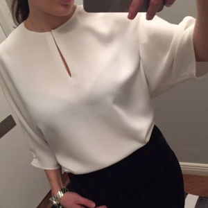  - Blus från Mangos suit collection. Diskret öppning fram samt fina knappar i ärmarna. Använd blott en gång. 
