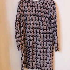  - Klänning med hundar. Märkt storlek 44. Jag är en 38 och den hänger fint på mig