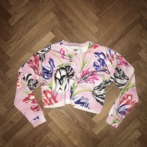  - Croppad scuba sweatshirt från weekday, aldrig använd! 