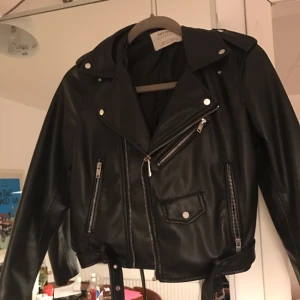  - Imitations skinnjacka från Zara
