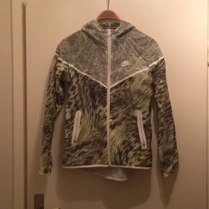  - Vindtät löparjacka från Nike, använd en gång då jag fick den i ett jobbsammanhang. I nyskick.