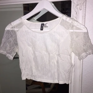  - Vit crop top från H&M med spets detaljer, använd endast en gång.