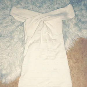  - Vit studentklänning. Viks ner lite vid axlarna. Den har lite "glitter" nyans i sig. Kan ta bild hur det ser ut på vid intresse! OANVÄND. 