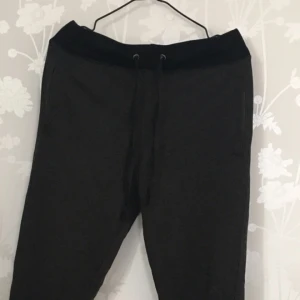  - Snygga mörkgröna joggers från bikbok🌻 aldrig använda  🗯 köparen står för frakten eller mötes upp i Stockholm 