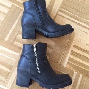  - Jättefina läder skor/stövlar i stl 41. Använda bara 2ggr. Ny skick! Vid snabb affär pris kan diskuteras