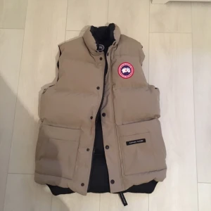  - Storlek 34-38, oanvänd ny canada goos väst