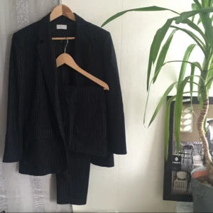 - Kostym i ullmix från Weekday Collection. Mörkblå. Kavaj (M) tydligt markerade axlar, rak och bred i modellen. Byxor (38) klassiska kostymbyxor   Skickas i postens förfrankerade kuvert (köparen betalar frakten) eller hämtas i Uppsala.