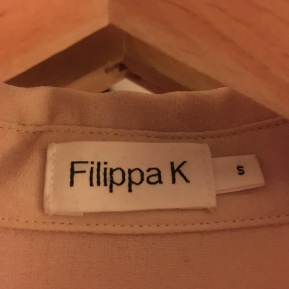 Skjorta i fint skick från Filippa K i storlek S  Finns i Stockholm . Skjortor.