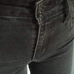 Grå/svarta jeans från Levis. Köparen betalar frakt :)