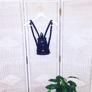  - Men alltså verkligen GULLIGASTE lilla ryggsäcken. Den är lika stor som en utsträckt hand ungefär med massor av praktiska fickor både ute och inne på väskan 🔥💯 Banden är reglerbara ❗️❗️

❗️Föredrar swish ❗️

FRI FRAKT 💌